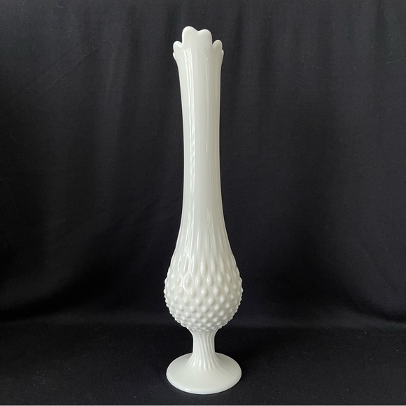Swung Vase - Fenton Hobnail Milk Glass - Vintage - Picture 4 of 11